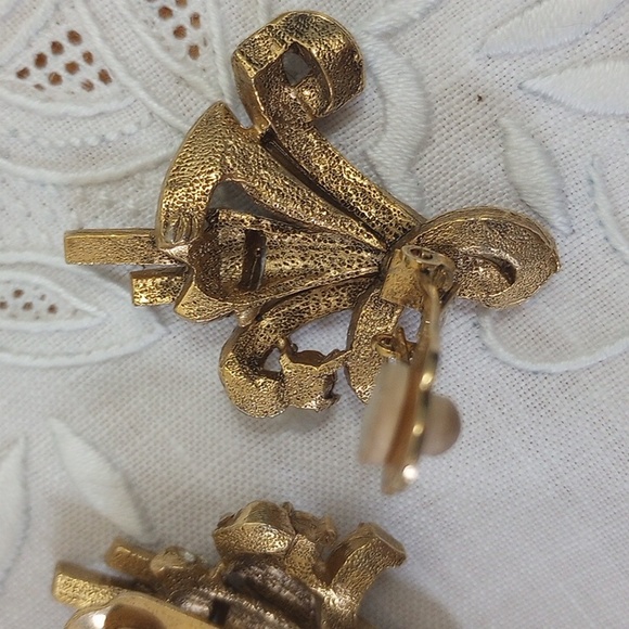 Ornate hard to find rhinestone art deco style flower gold tone clip on earrings - Picture 5 of 9